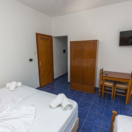 Blue Heaven Hotel Sarandë Buitenkant foto
